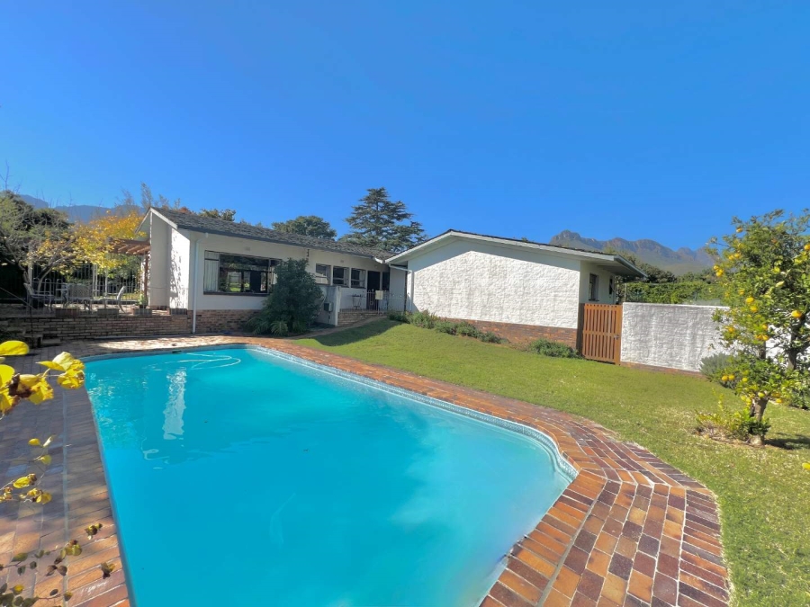 4 Bedroom Property for Sale in Uniepark Western Cape